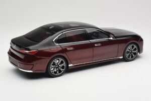BMW i7 G70 Black & Red Metallic Minichamps 1:18 110023201 Metal - imaginea 3 din 8