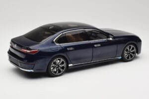 BMW i7 G70 Blue Metallic Minichamps 1:18 110023202 Metal - imaginea 3 din 8