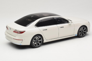 BMW i7 G70 White Metallic Minichamps 1:18 110023200 Metal - imaginea 3 din 8