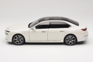 BMW i7 G70 White Metallic Minichamps 1:18 110023200 Metal - imaginea 4 din 8