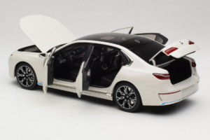 BMW i7 G70 White Metallic Minichamps 1:18 110023200 Metal - imaginea 5 din 8