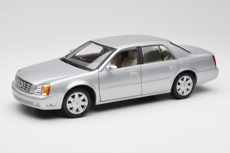 Cadillac DeVille DTS Maisto 1:18 56061 Metal