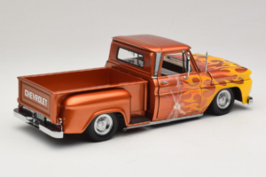 Chevrolet C-10 Stepside Pickup Lowrider Portocaliu cu Flacără Sun Star 1:18 1392 Metal - imaginea 2 din 6