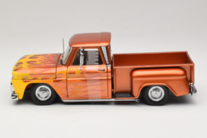 Chevrolet C-10 Stepside Pickup Lowrider Portocaliu cu Flacără Sun Star 1:18 1392 Metal - imaginea 3 din 6