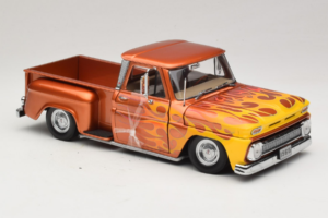 Chevrolet C-10 Stepside Pickup Lowrider Portocaliu cu Flacără Sun Star 1:18 1392 Metal - imaginea 4 din 6