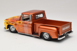 Chevrolet C-10 Stepside Pickup Lowrider Portocaliu cu Flacără Sun Star 1:18 1392 Metal - imaginea 5 din 6