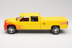 Chevrolet C2500 Silverado Pussy Wagon From Kill Bill Galben GreenLight 1:18 19015 Metal - imaginea 3 din 6