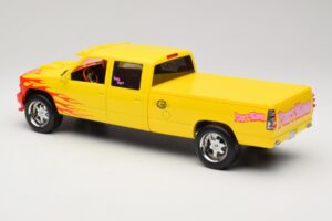 Chevrolet C2500 Silverado Pussy Wagon From Kill Bill Galben GreenLight 1:18 19015 Metal - imaginea 5 din 6