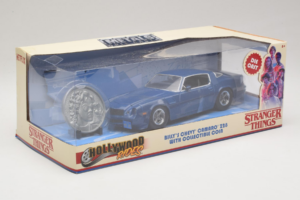 Chevrolet Camaro Z28 Stranger Things With Collectible Coin Metals Diecast 1:24 31110 Metal - imaginea 2 din 3
