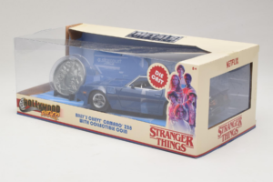 Chevrolet Camaro Z28 Stranger Things With Collectible Coin Metals Diecast 1:24 31110 Metal - imaginea 3 din 3