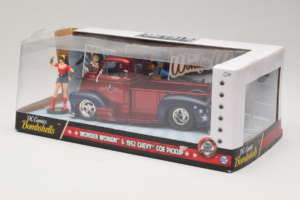 Chevrolet COE Pickup Wonder Woman With Figure Metals Diecast 1:24 30453 Metal - imaginea 3 din 3