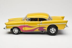 Chevrolet Custom Galben cu Flacără Hot Wheels 1:18 21356 Metal - imaginea 4 din 8