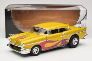 Chevrolet Custom Galben cu Flacără Hot Wheels 1:18 21356 Metal - imaginea 8 din 8