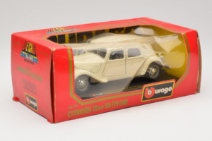 Citroen 15CV Traction Avant Bej Bburago 1:24 1501-B1 Metal - imaginea 2 din 3