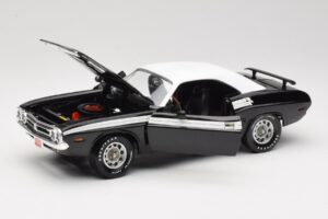 Dodge Challenger R/T Negru & Alb ERTL 1:18 36549 Metal - imaginea 2 din 8