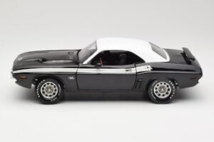 Dodge Challenger R/T Negru & Alb ERTL 1:18 36549 Metal - imaginea 4 din 8