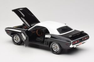Dodge Challenger R/T Negru & Alb ERTL 1:18 36549 Metal - imaginea 5 din 8