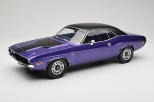 Dodge Challenger R/T Plum Crazy Otto 1:12 G083 Rășină