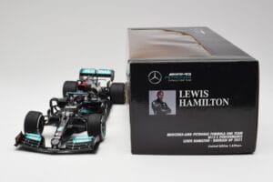 Mercedes AMG W12 #44 L. Hamilton Bahrain GP 2021 Minichamps 1:18 110210144 Metal - imaginea 7 din 7