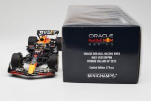 Oracle Red Bull Racing RB18 #1 M. Verstappen Winner Italian GP 2022 Minichamps 1:18 110221601 Metal - imaginea 6 din 7