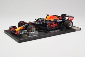 Red Bull RB16B #33 M. Verstappen Abu Dhabi GP 2021 Winner Missing Figurine & Pitboard Minichamps 1:18 113212333 Rășină - imaginea 2 din 7
