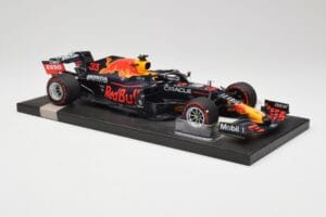 Red Bull RB16B #33 M. Verstappen Abu Dhabi GP 2021 Winner Missing Figurine & Pitboard Minichamps 1:18 113212333 Rășină - imaginea 4 din 7