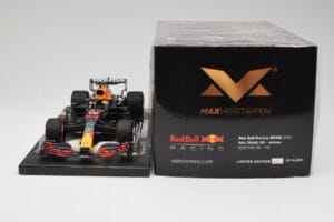 Red Bull RB16B #33 M. Verstappen Abu Dhabi GP 2021 Winner Missing Figurine & Pitboard Minichamps 1:18 113212333 Rășină - imaginea 6 din 7