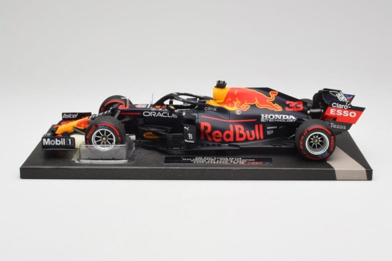 Red Bull RB16B #33 M. Verstappen Abu Dhabi GP 2021 Winner Missing Figurine & Pitboard Minichamps 1:18 113212333 Rășină