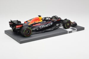Red Bull RB18 #1 M. Verstappen Japan GP Winner No Figure 2022 Minichamps 1:18 113221801B Metal - imaginea 3 din 7