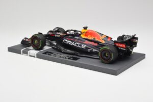Red Bull RB18 #1 M. Verstappen Japan GP Winner No Figure & Pitboard 2022 Minichamps 1:18 113221801FB Metal - imaginea 5 din 7