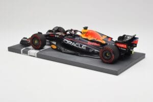 Red Bull RB18 Oracle #1 M. Verstappen Italian GP 2022 Winner Minichamps 1:18 113221601 Rășină - imaginea 5 din 7