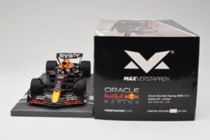 Red Bull RB18 Oracle #1 M. Verstappen Italian GP 2022 Winner Minichamps 1:18 113221601 Rășină - imaginea 6 din 7