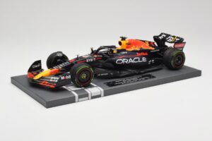 Red Bull RB18 Oracle #1 M. Verstappen Japanese GP 2022 World Champion Minichamps 1:18 113221801 Rășină - imaginea 2 din 7