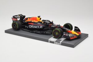Red Bull RB18 Oracle #1 M. Verstappen Japanese GP 2022 World Champion Minichamps 1:18 113221801 Rășină - imaginea 4 din 7