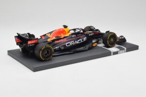 Red Bull RB18 Oracle #1 M. Verstappen US GP 2022 Winner Minichamps 1:18 113221901 Rășină - imaginea 3 din 7