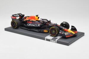 Red Bull RB18 Oracle #1 M. Verstappen US GP 2022 Winner Minichamps 1:18 113221901 Rășină - imaginea 4 din 7