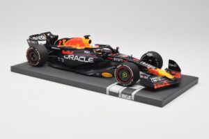 Red Bull RB19 Oracle #1 M. Verstappen Bahrain GP 2023 Winner Minichamps 1:18 113230201 Rășină - imaginea 4 din 7