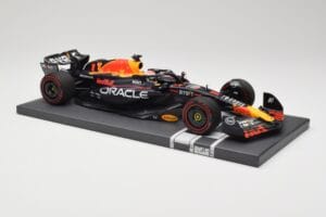 Red Bull RB19 Oracle #1 M. Verstappen British GP 2023 Winner Minichamps 1:18 113231101 Rășină - imaginea 4 din 7