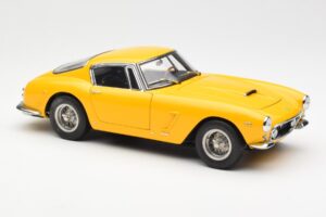 Ferrari 250 GT SWB Galben CMC 1:18 M-054 Metal - imaginea 4 din 6