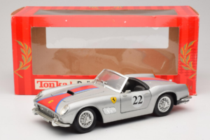 Ferrari California #22 Argintiu Dungă Roșie 1966 Tonka 1:18 01109-S2 Metal - imaginea 8 din 8