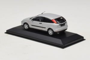 Ford Focus Mk1 3-Door Argintiu Minichamps 1:43 FOCUS005 Metal - imaginea 3 din 5