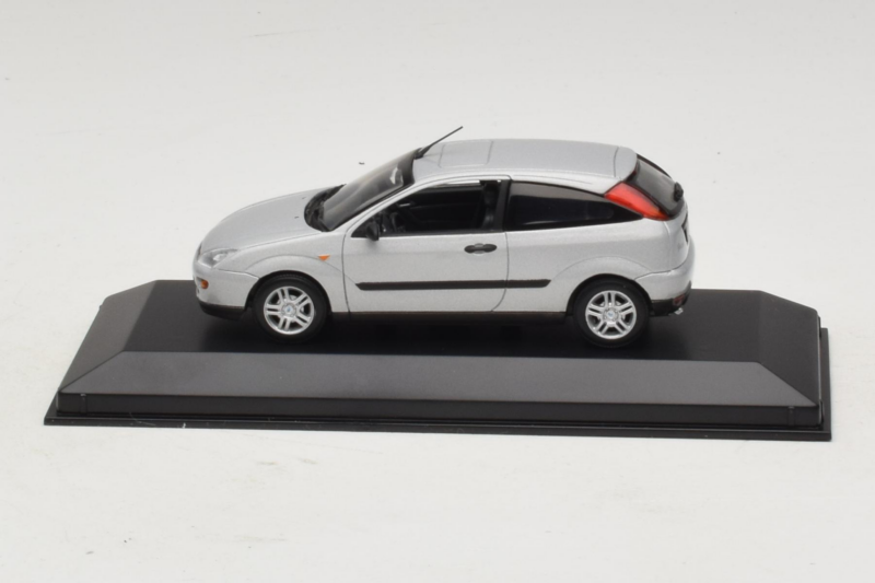 Ford Focus Mk1 3-Door Argintiu Minichamps 1:43 FOCUS005 Metal