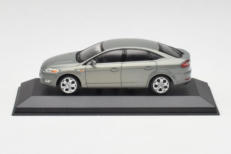Ford Mondeo Mk3 Sedan Gri Metallic Minichamps 1:43 IND403086003 Metal