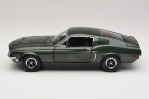 Ford Mustang GT Bullitt cu Figurină Steve McQueen Greenlight 1:18 12885 Metal - imaginea 4 din 8