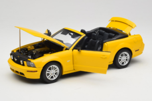 Ford Mustang GT S197 Cabriolet Screaming Yellow AUTOart 1:18 73062 Metal - imaginea 2 din 8
