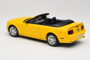 Ford Mustang GT S197 Cabriolet Screaming Yellow AUTOart 1:18 73062 Metal - imaginea 7 din 8