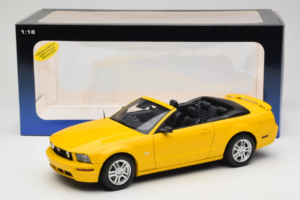 Ford Mustang GT S197 Cabriolet Screaming Yellow AUTOart 1:18 73062 Metal - imaginea 8 din 8