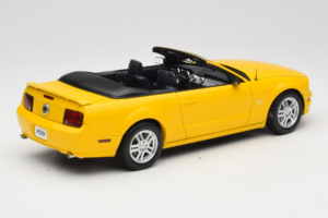 Ford Mustang GT S197 Cabriolet Screaming Yellow AUTOart 1:18 73062 Metal - imaginea 3 din 8