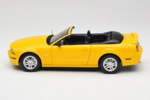 Ford Mustang GT S197 Cabriolet Screaming Yellow AUTOart 1:18 73062 Metal - imaginea 4 din 8