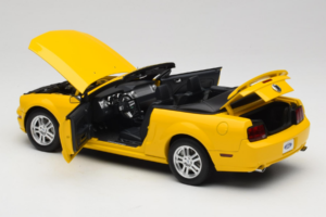 Ford Mustang GT S197 Cabriolet Screaming Yellow AUTOart 1:18 73062 Metal - imaginea 5 din 8